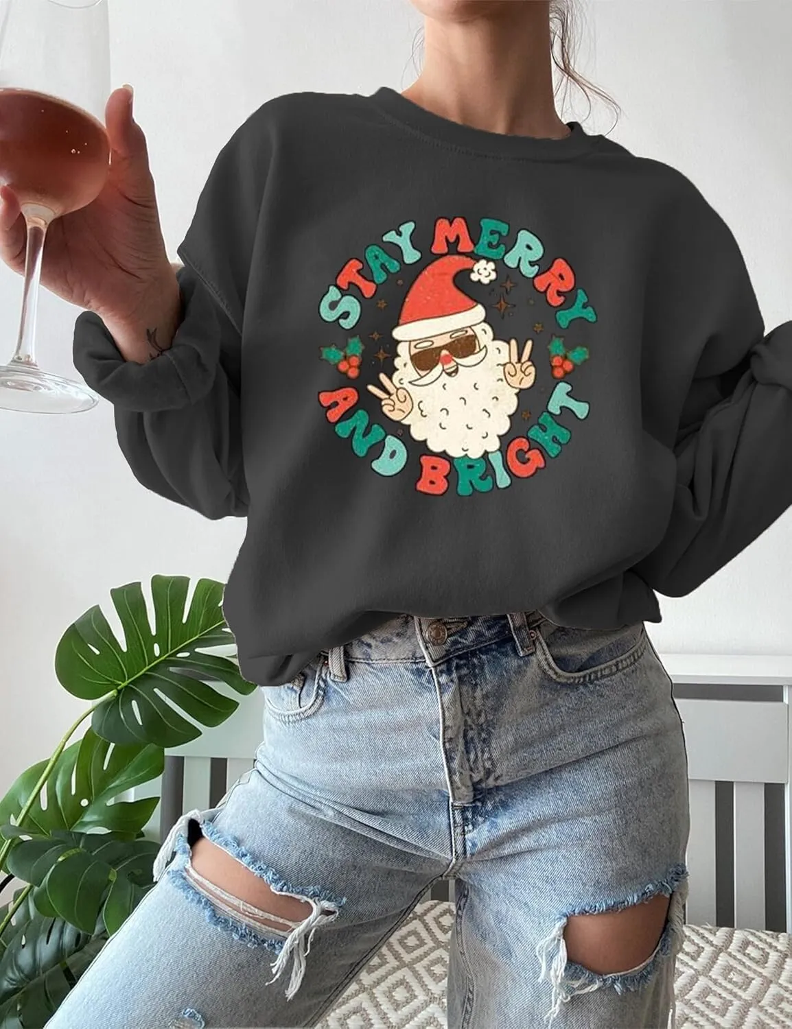 Women Christmas Sweatshirt Stay Merry and Bright Shirts Retro Santa Graphic Long Sleeve Crewneck Pullover Xmas Oversize Tops
