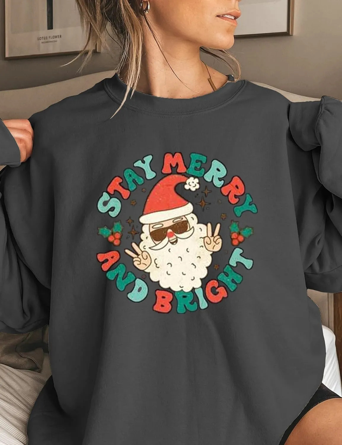 Women Christmas Sweatshirt Stay Merry and Bright Shirts Retro Santa Graphic Long Sleeve Crewneck Pullover Xmas Oversize Tops