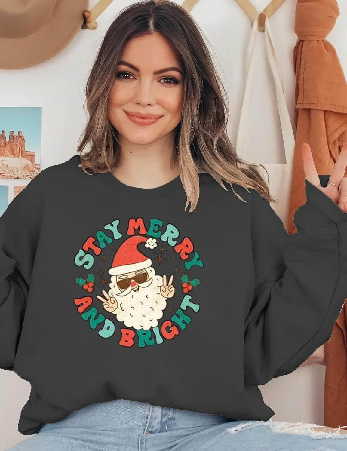 Women Christmas Sweatshirt Stay Merry and Bright Shirts Retro Santa Graphic Long Sleeve Crewneck Pullover Xmas Oversize Tops